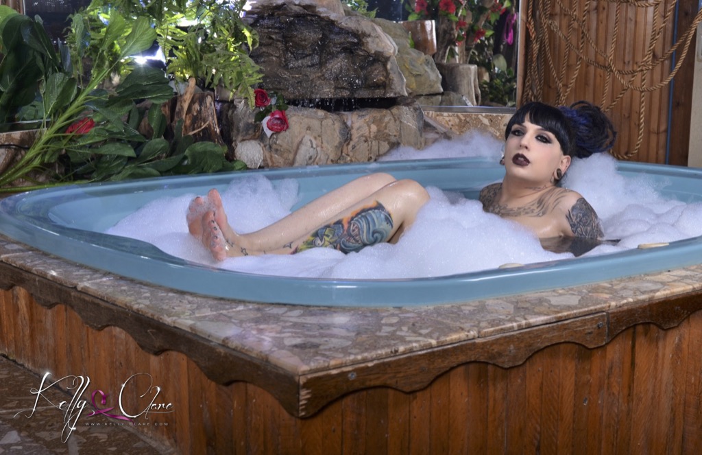 Get in with the hot and libidinous kelly clare in the tub